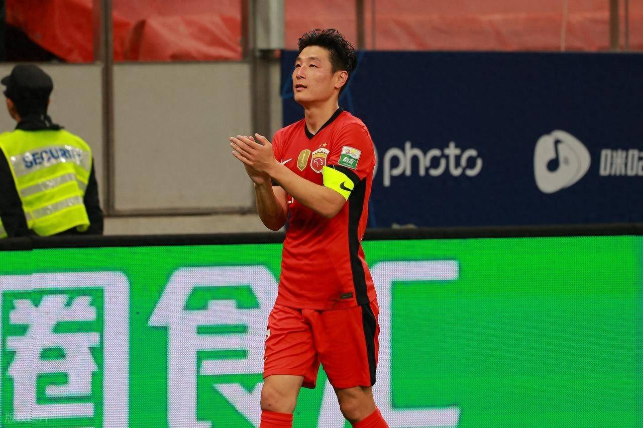 关于武磊五连胜继续领跑积分榜，梅西主帅陷下课危机！的信息